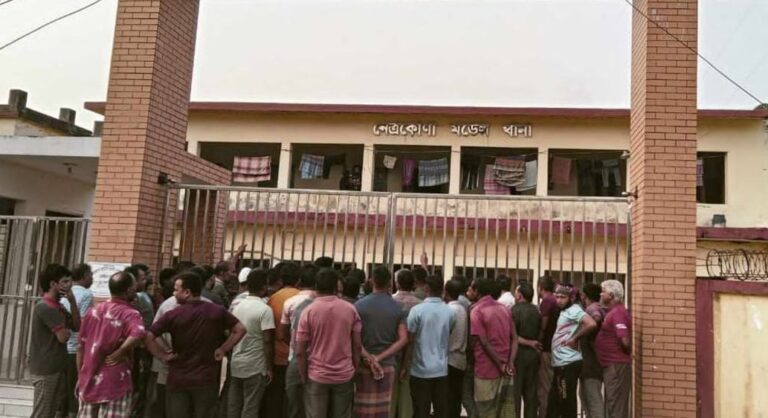 নেত্রকোনায় বসতঘর থেকে যুবকের গলাকাটা লাশ উদ্ধার জমি নিয়ে বিরোধের জেরে হত্যার আশঙ্কা