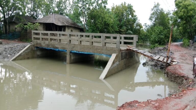 শ্যামনগরে ৩৩ লাখ টাকার সেতু সংযোগ সড়কহীন জনদুর্ভোগ চরমে