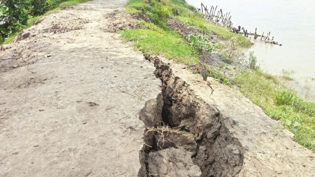 রূপসায় বেড়িবাঁধের ভাঙনে হুমকির মুখে পাঁচ গ্রামের ১২০০ বিঘা ফসলি জমি