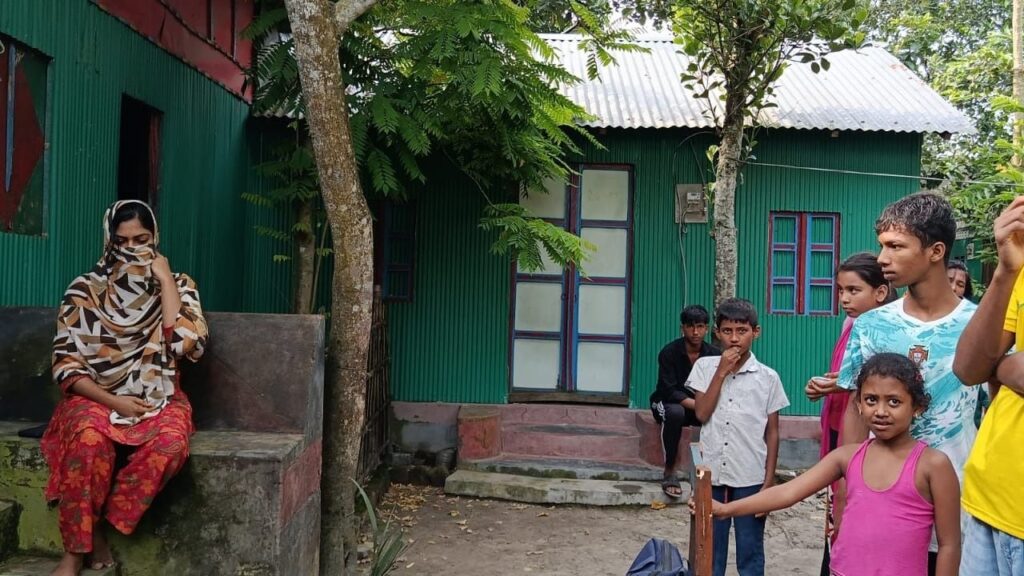 বিয়ের দাবিতে প্রেমিকের বাড়িতে ১২ দিন ধরে তরুণীর অনশন