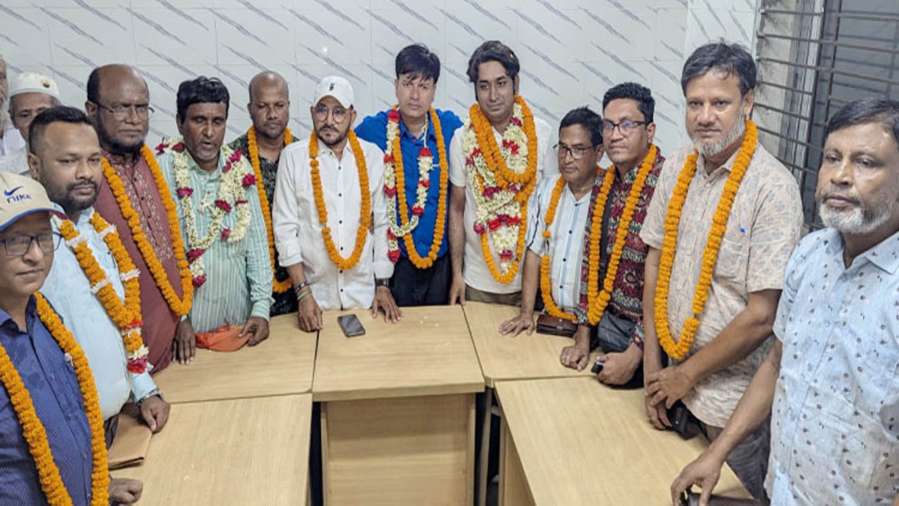 উৎসবমুখর পরিবেশে সম্পন্ন কুমিল্লা প্রেসক্লাব নির্বাচন নতুন নেতৃত্ব নির্বাচিত