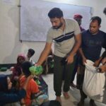 পেকুয়ায় পানিবন্দি মানুষের দ্বারে দ্বারে খাবার নিয়ে ইউএনওর মানবিক ছুটে চলা