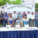 সুন্দরবনে কোস্ট গার্ডের কাছে অস্ত্রসহ তিন বনদস্যুর আত্মসমর্পণ ও জিম্মি উদ্ধার