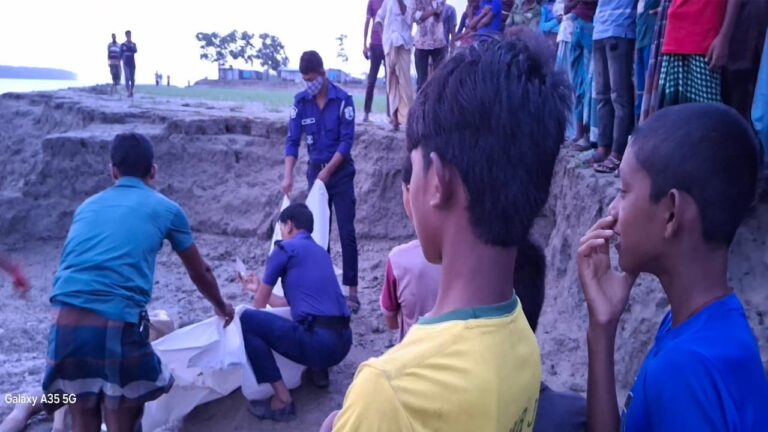 পটুয়াখালীর বুড়াগৌরাঙ্গ নদীতে অজ্ঞাত ব্যক্তির অর্ধগলিত লাশ উদ্ধার