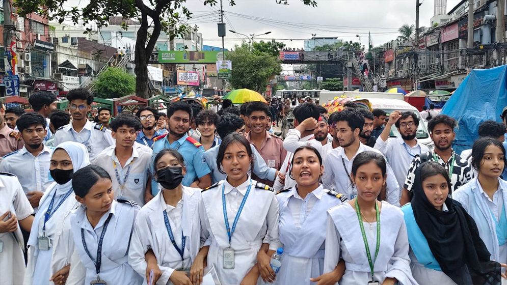 শিক্ষামন্ত্রীর পদত্যাগের দাবি প্রত্যাহার করে সচিবালয়ে ছয় দফা দাবি পেশ করলেন পরীক্ষার্থীরা