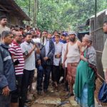 সীতাকুণ্ডে পাহাড়ধসে শিশু নিহত ঝুঁকিপূর্ণ বসতি থেকে বাসিন্দাদের সরিয়ে নিচ্ছে প্রশাসন