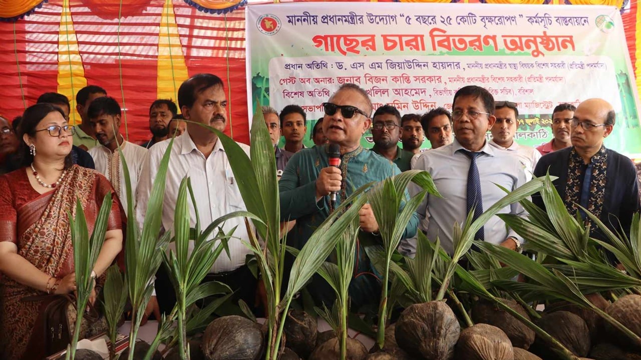 ঝালকাঠিতে হিন্দু সম্প্রদায়ের মাঝে ফলজ ও বনজ বৃক্ষ বিতরণ