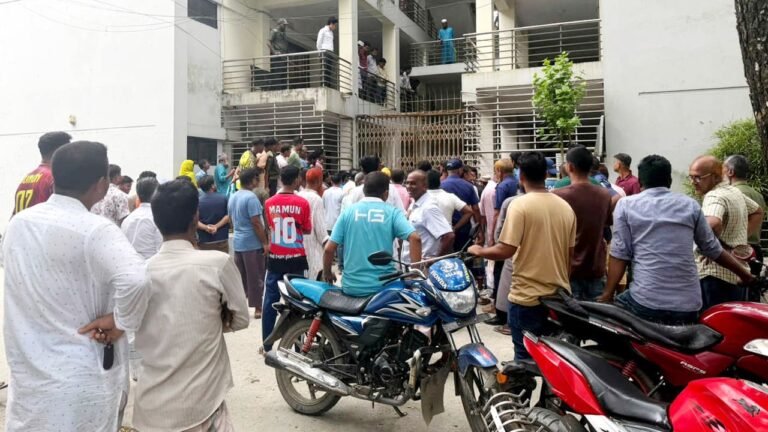 রৌমারীতে ভারতীয় গরুর নিলাম নিয়ে বিএনপি ও জামায়াত নেতাকর্মীদের হাতাহাতি থানায় অভিযোগ দায়ের