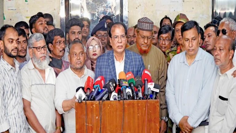 রংপুর মেডিকেল হাসপাতালে অনিয়ম রোধে কঠোর হুঁশিয়ারি ত্রাণমন্ত্রীর, আনসারদের ওপর হামলাকারীদের বিরুদ্ধে মামলার নির্দেশ