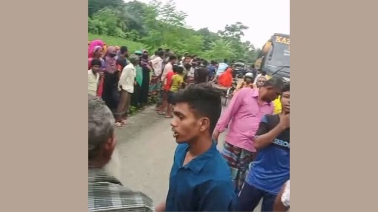 সাতক্ষীরার তালায় বাসের ধাক্কায় ভ্যানযাত্রী নিহত আহত চালক