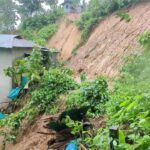 বান্দরবানে টানা বৃষ্টি ও পাহাড়ধসে সড়ক যোগাযোগ বিচ্ছিন্ন, ঝুঁকিপূর্ণ এলাকায় সতর্কবার্তা
