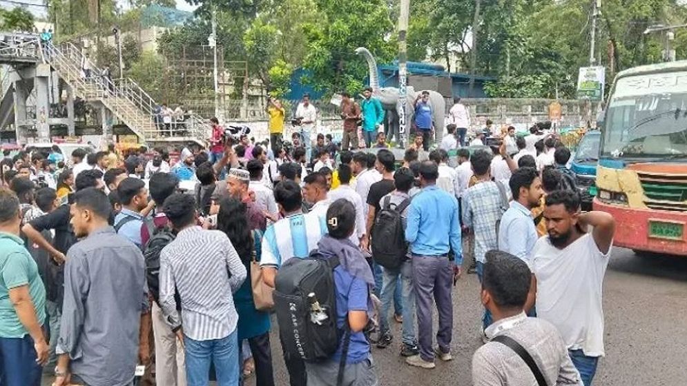 শিক্ষামন্ত্রীর পদত্যাগের দাবিতে শিক্ষার্থীদের লংমার্চ ও সড়ক অবরোধ