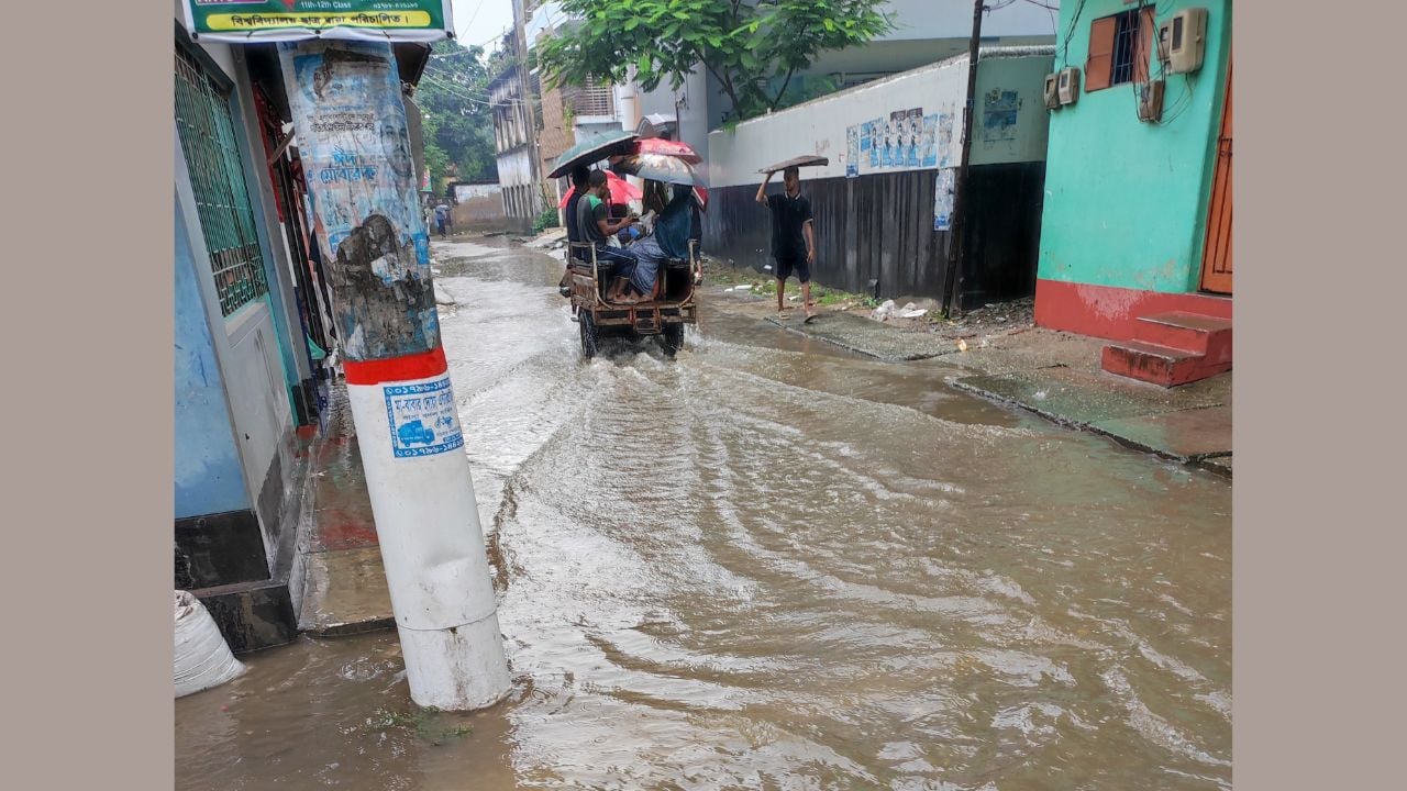 ২৪ ঘণ্টায় রেকর্ড বৃষ্টিপাত: নওগাঁয় জনদুর্ভোগ চরমে, স্থগিত শিক্ষা কার্যক্রম