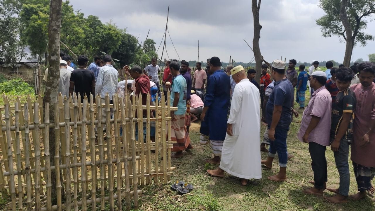 গোদাগাড়ীতে মারধরের অভিযোগে নিহত শ্রমিকের লাশ দাফন ময়নাতদন্ত নিয়ে স্বজনদের ক্ষোভ
