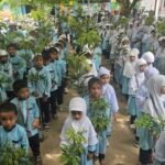 দিনাজপুরের কাহারোলে শিক্ষার্থীদের মাঝে আস-সুন্নাহ ফাউন্ডেশনের বৃক্ষচারা বিতরণ