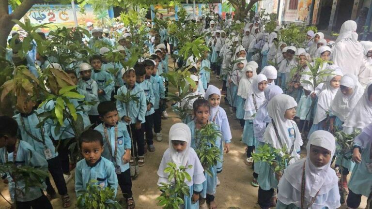 দিনাজপুরের কাহারোলে শিক্ষার্থীদের মাঝে আস-সুন্নাহ ফাউন্ডেশনের বৃক্ষচারা বিতরণ