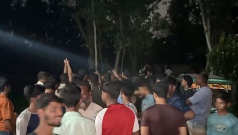 পটিয়ায় মাদকের আস্তানা গুঁড়িয়ে দিল বিক্ষুব্ধ জনতা, কারবারি গ্রেপ্তার