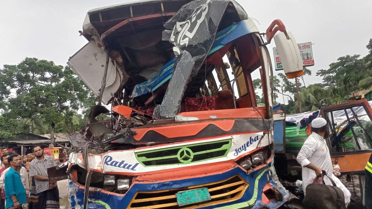 উজিরপুরে ত্রিমুখী সংঘর্ষে অটোরিকশাচালকসহ নিহত ২ আহত ৫