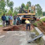 সরকারি সহায়তার অপেক্ষা না করে স্বেচ্ছাশ্রমে সড়ক সংস্কারে রংপুরের গ্রামবাসীরা
