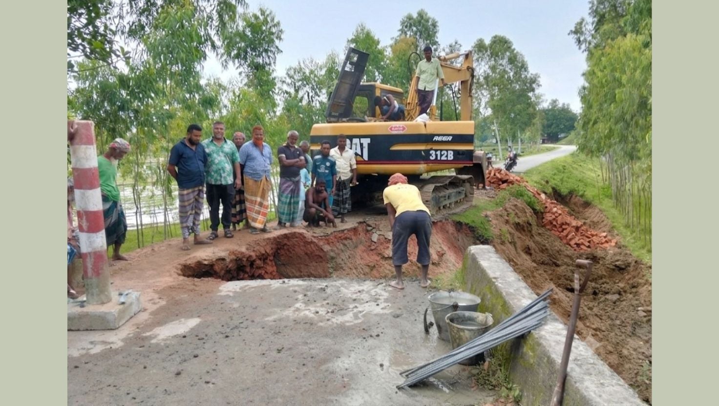 সরকারি সহায়তার অপেক্ষা না করে স্বেচ্ছাশ্রমে সড়ক সংস্কারে রংপুরের গ্রামবাসীরা