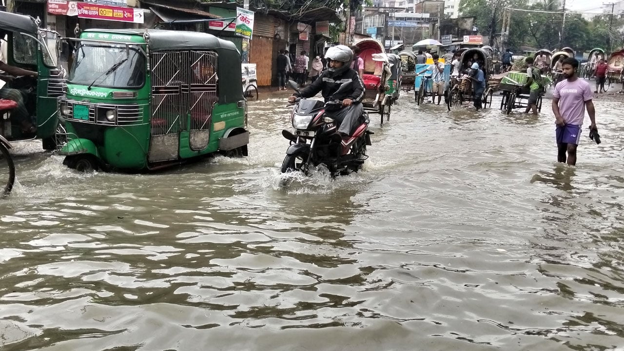 টানা বর্ষণে ফের জলাবদ্ধতায় ডুবল চট্টগ্রাম জনদুর্ভোগ চরমে