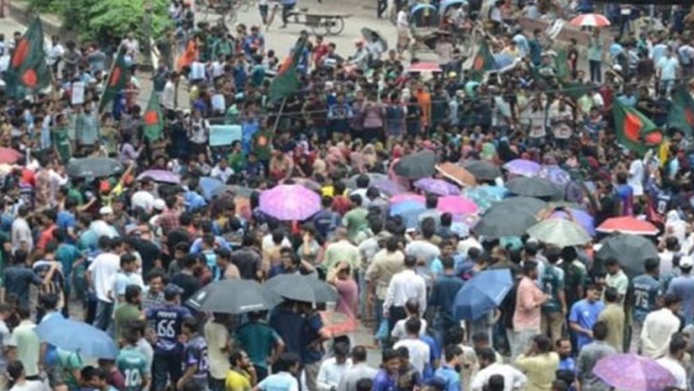 শিক্ষামন্ত্রীর পদত্যাগের দাবিতে মিরপুরে শিক্ষার্থীদের সড়ক অবরোধ ও বিক্ষোভ