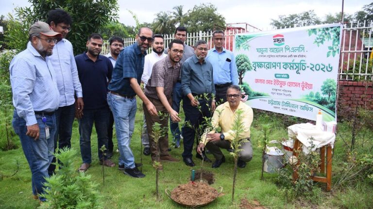 পতেঙ্গায় যমুনা অয়েলের টার্মিনাল এলাকায় ২০০ বৃক্ষরোপণ কর্মসূচি পালন