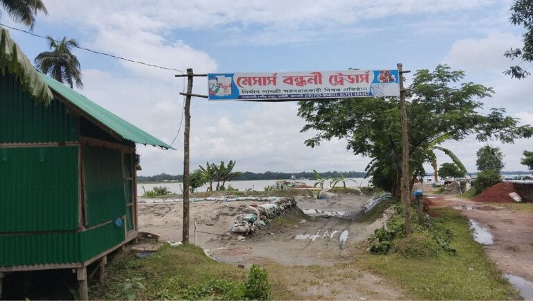 ঝালকাঠিতে মহাসড়ক খুঁড়ে অবৈধ পাইপলাইন জনদুর্ভোগ ও ধসের আশঙ্কা