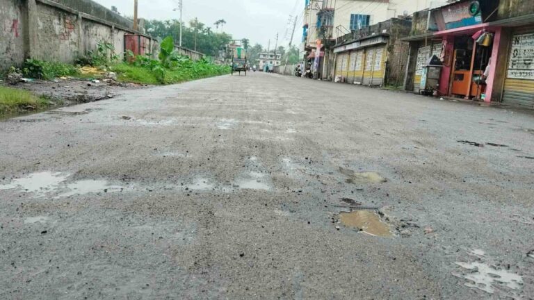ঝালকাঠিতে সংস্কারের ১৫ দিনেই উঠে যাচ্ছে সিলকোট নিম্নমানের কাজের অভিযোগ