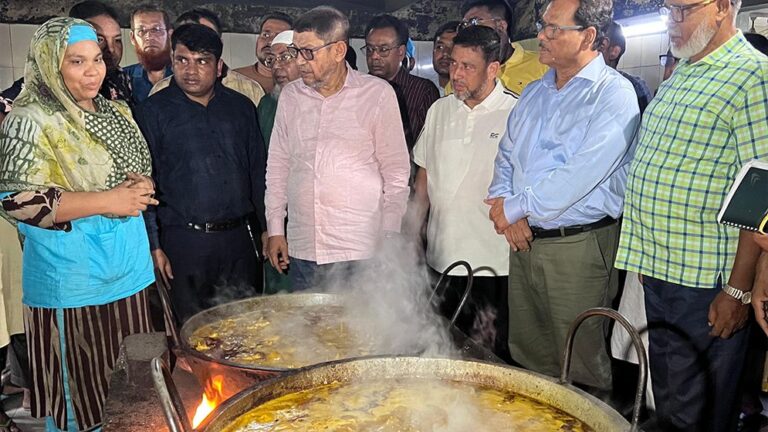 সাতক্ষীরায় স্বাস্থ্যসেবা পরিদর্শনে মন্ত্রী, কর্মস্থলে অনুপস্থিত চিকিৎসকের বিরুদ্ধে বরখাস্তের নির্দেশ