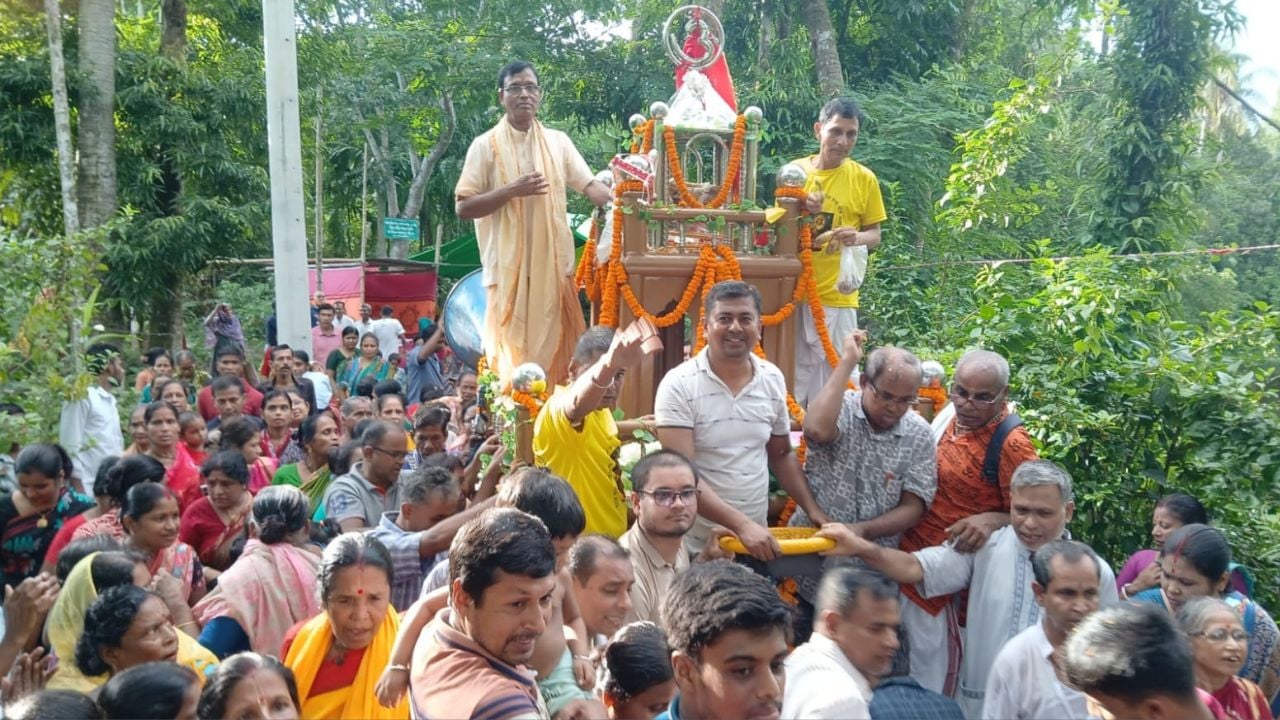 গৌরনদীতে বর্ণাঢ্য আয়োজনে শ্রী শ্রী জগন্নাথ দেবের রথযাত্রা সম্পন্ন