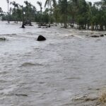 হাতিয়ায় বেড়িবাঁধ ভেঙে প্লাবিত তিন গ্রাম আতঙ্কে উপকূলবাসী