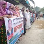 পার্বতীপুরে বসতবাড়ি দখল ও চলাচলের পথ বন্ধ করে পরিবারকে অবরুদ্ধ রাখার প্রতিবাদে মানববন্ধন