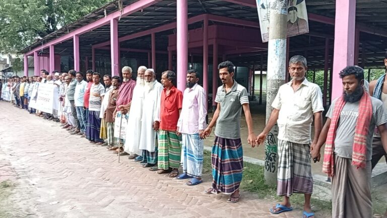 ইয়াবাসহ গ্রেপ্তার গ্রাম পুলিশ দুলালের বহিষ্কার ও বিচারের দাবিতে ভাঙ্গায় মানববন্ধন