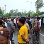 বেতন-ভাতা বৃদ্ধির দাবিতে পাটুরিয়া মহাসড়ক অবরোধ করেছেন কারখানার শ্রমিকরা