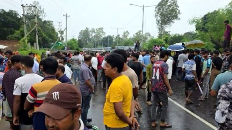 বেতন-ভাতা বৃদ্ধির দাবিতে পাটুরিয়া মহাসড়ক অবরোধ করেছেন কারখানার শ্রমিকরা