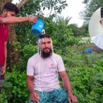 শ্যামনগরে দুধ দিয়ে গোসল করে জামায়াত নেতার দলত্যাগ ও রাজনীতি বর্জন