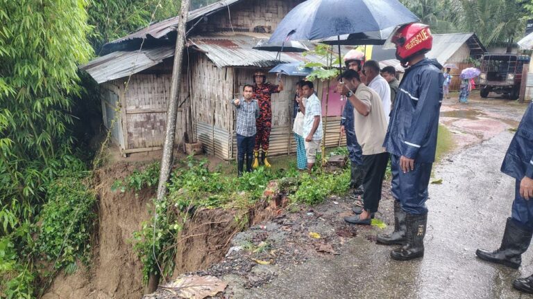 রাঙ্গামাটির রাজস্থলীতে পাহাড়ধসের ঝুঁকি, বাসিন্দাদের নিরাপদ আশ্রয়ে সরানোর উদ্যোগ