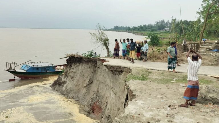 সিরাজগঞ্জের কাজিপুরে যমুনার করাল গ্রাসে বিলীন চরগিরিশের বসতভিটা ও স্থাপনা