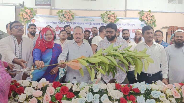 সাড়ে ৫ ঘণ্টা দেরিতে অনুষ্ঠানে এমপি মজিবর রহমান সরোয়ার কৃষকদের চরম ভোগান্তি