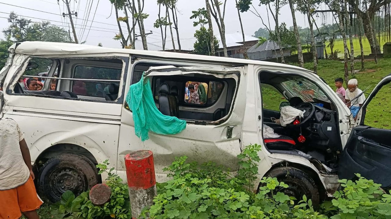 নীলফামারীতে মাইক্রোবাস খাদে পড়ে শিশুসহ নিহত ২ বরযাত্রী আহত ১৪