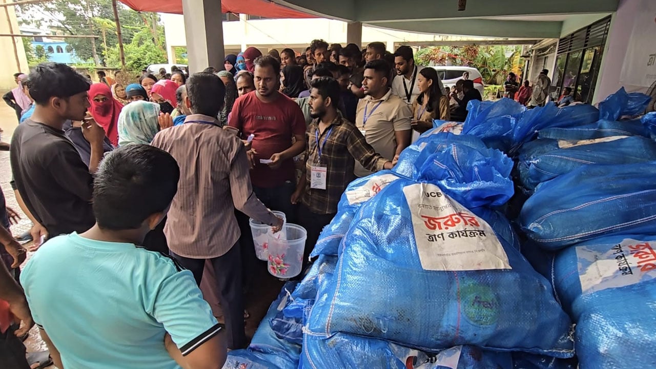 বান্দরবানে বন্যায় ক্ষতিগ্রস্ত ১ হাজার পরিবারের মাঝে ইউসিবির খাদ্যসামগ্রী বিতরণ
