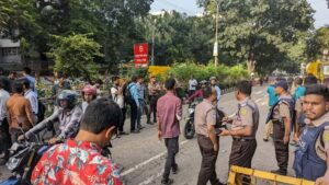 শিক্ষা ভবনের সামনে থেকে শিক্ষার্থীদের সরে যাওয়ার পর সচল সচিবালয় অভিমুখী সড়ক