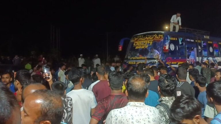 আনোয়ারায় বাসের ধাক্কায় অটোরিকশা দুমড়ে-মুচড়ে নিহত ২, আহত ১৫