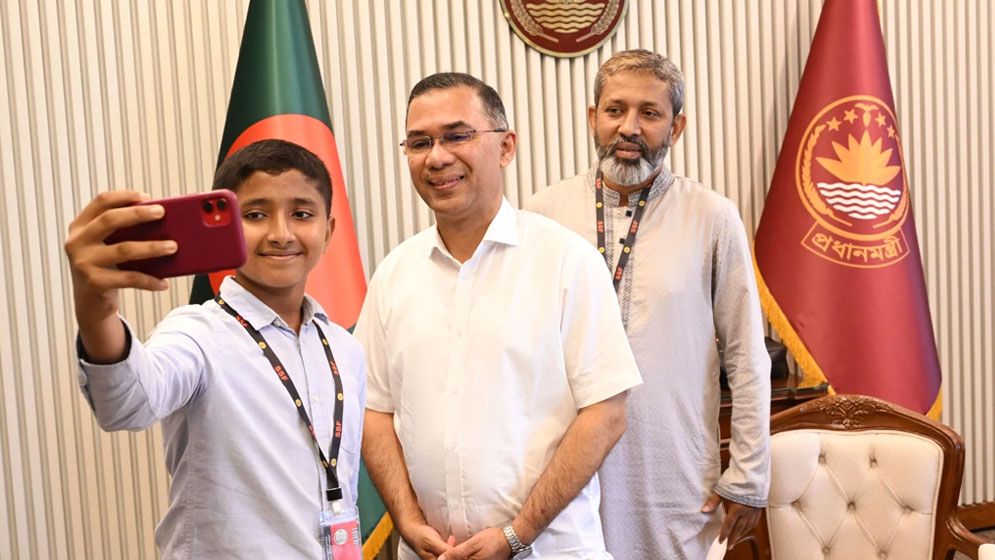 বিমান দুর্ঘটনায় নিহতদের পরিবারের দাবির কথা শুনলেন প্রধানমন্ত্রী তাহসিনকে দিলেন উপহার