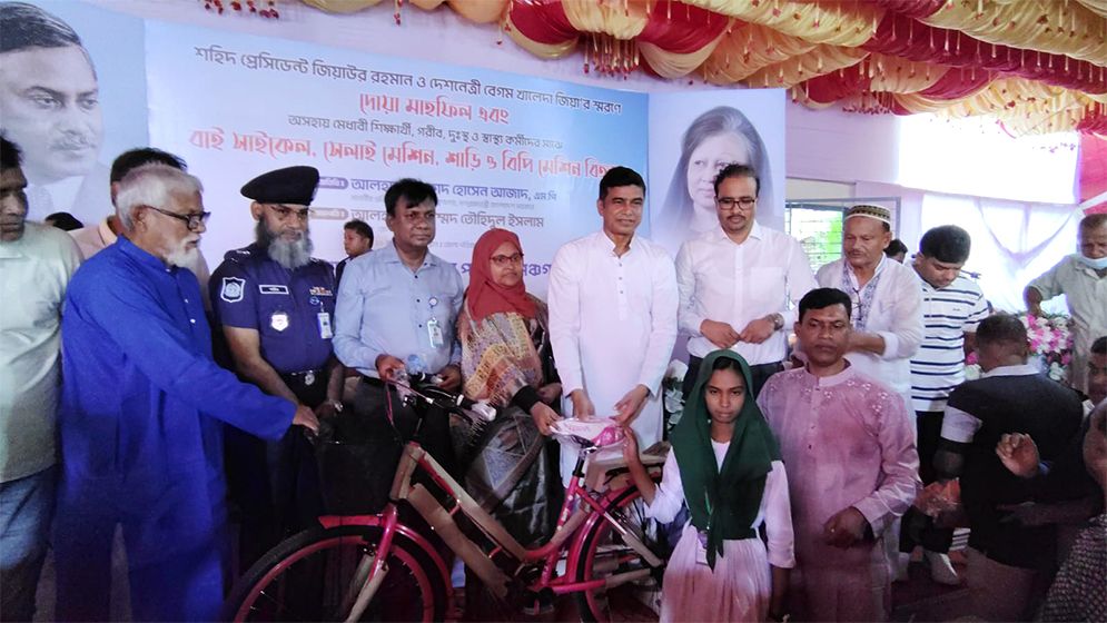 জনপ্রতিনিধিদের দলমতের ঊর্ধ্বে থেকে মানুষের সেবায় নিয়োজিত থাকার আহ্বান প্রতিমন্ত্রী ফরহাদ হোসেন আজাদের