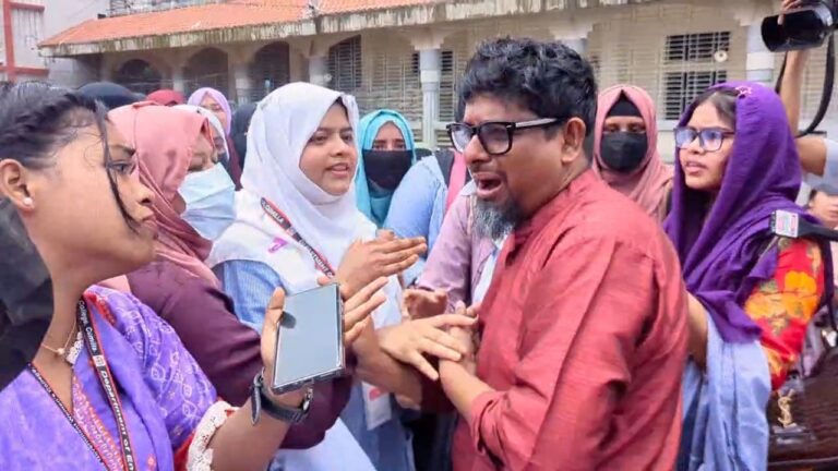 কুমিল্লা সরকারি মহিলা কলেজের সাত শিক্ষক বদলির আদেশ পুনর্বিবেচনার দাবিতে শিক্ষার্থীদের মানববন্ধন