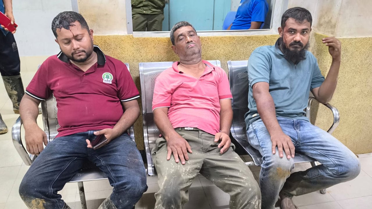 রামুর দক্ষিণ মিঠাছড়িতে উচ্ছেদ অভিযানে বনকর্মীদের ওপর হামলা আহত ৫
