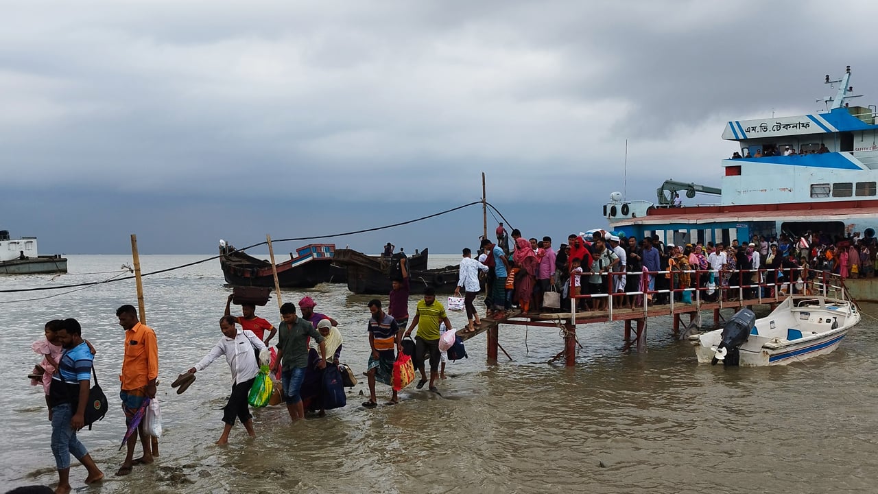 দুর্যোগপূর্ণ আবহাওয়ায় হাতিয়ার সাথে সারাদেশের নৌ-যোগাযোগ বিচ্ছিন্ন
