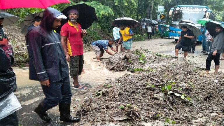 রাঙ্গামাটিতে টানা বর্ষণ ও পাহাড়ধসের আশঙ্কায় জনজীবন বিপর্যস্ত স্থগিত এইচএসসি পরীক্ষা ও সাজেক পর্যটন কেন্দ্র বন্ধ